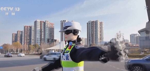 安徽省の交差点で「警官ロボット」が交通整理―中国