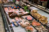 「床に落ちた魚の切り身を店員が……日本のスーパーで衝撃＝中国ネット「精神が崩壊」「普通じゃない？」」の画像1