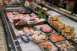 床に落ちた魚の切り身を店員が……日本のスーパーで衝撃＝中国ネット「精神が崩壊」「普通じゃない？」