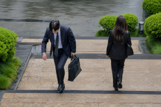 正規職・自営業から押し出された韓国の若年層、次善策として期間制選択―韓国紙