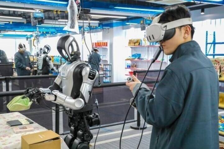 人型ロボットのデータ収集訓練場で「授業」スタート―山東省青島市