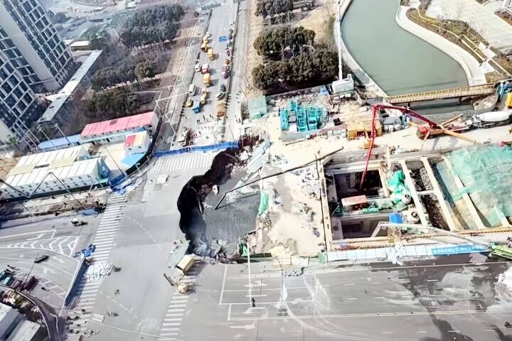 上海の地下鉄工事現場で大規模陥没、漏水が原因か―中国