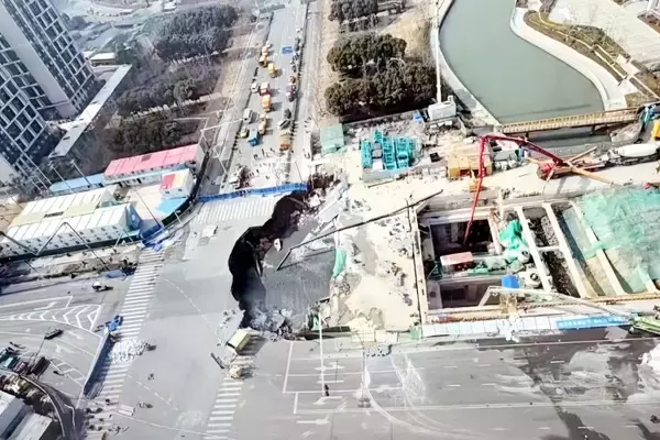 「上海の地下鉄工事現場で大規模陥没、漏水が原因か―中国」の画像