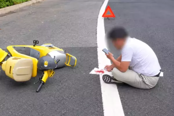 自転車に乗りながらスマホでビデオ会議、車に激突して負傷後も会議に没頭―中国