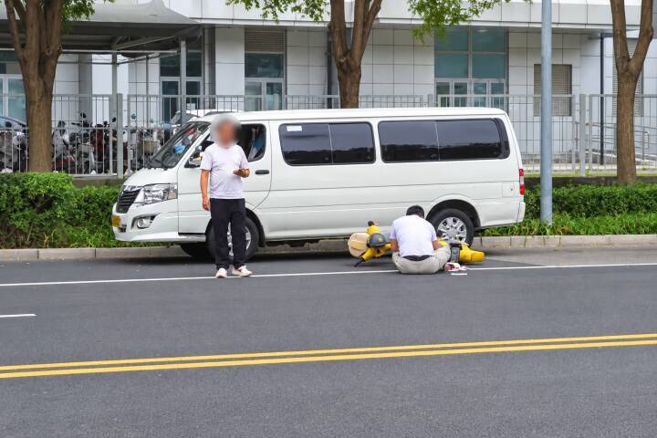 自転車に乗りながらスマホでビデオ会議、車に激突して負傷後も会議に没頭―中国