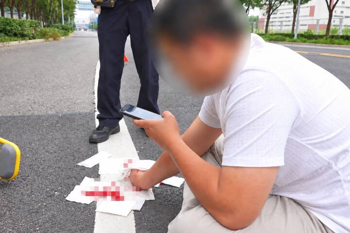 自転車に乗りながらスマホでビデオ会議、車に激突して負傷後も会議に没頭―中国