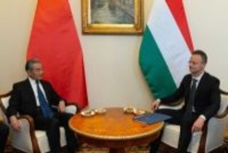 中国の王外交部長、ハンガリー外務貿易相と会談