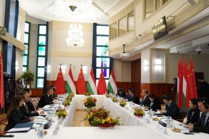 中国の王外交部長、ハンガリー外務貿易相と会談