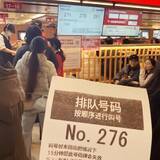 「中国のスシロー、並び屋がかつらをかぶって何度も列に」の画像1