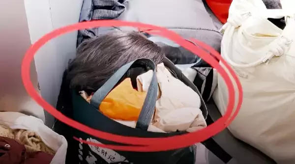 「中国のスシロー、並び屋がかつらをかぶって何度も列に」の画像