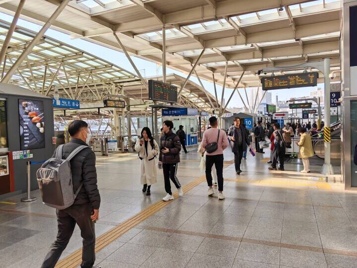 外国人観光客が困惑「ソウル駅はまるで迷路」、案内表示は韓国語だけ＝韓国ネットも「深刻な問題」