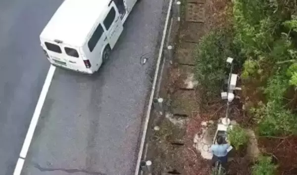 高速道路でEV電欠、監視カメラの電源から充電を試みた運転者に罰金と減点―中国