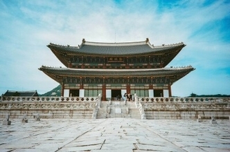 韓国の李大統領が景福宮で中国人観光客と自撮り、中国で話題に