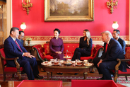 習近平主席と彭麗媛夫人、トランプ米大統領夫妻とワシントンで茶会