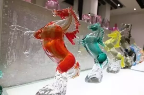 淄博でガラス製の馬の生産がピークに―中国