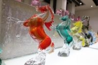 淄博でガラス製の馬の生産がピークに―中国