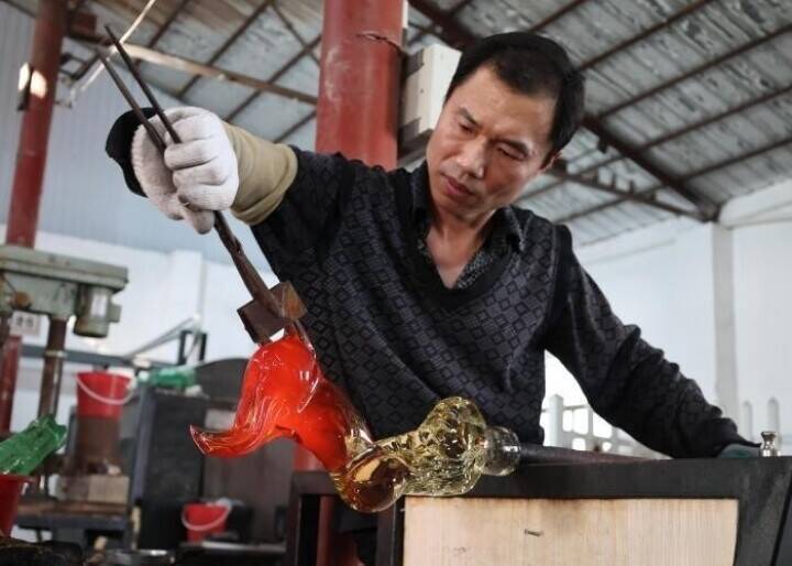 淄博でガラス製の馬の生産がピークに―中国