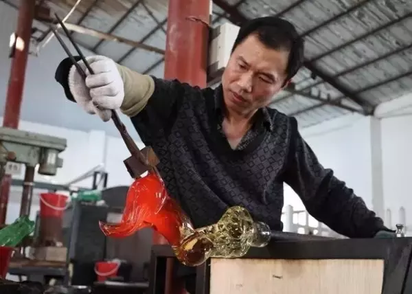 「淄博でガラス製の馬の生産がピークに―中国」の画像