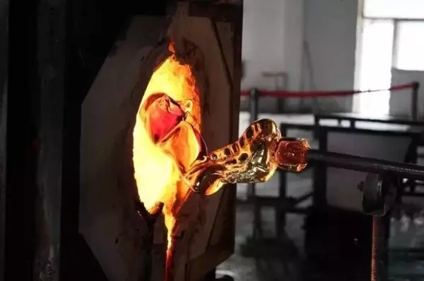 「淄博でガラス製の馬の生産がピークに―中国」の画像