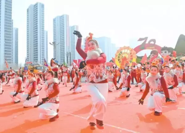 特色ある社火チームが集結したパレード開催―新疆・烏魯木斉