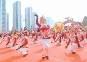 特色ある社火チームが集結したパレード開催―新疆・烏魯木斉