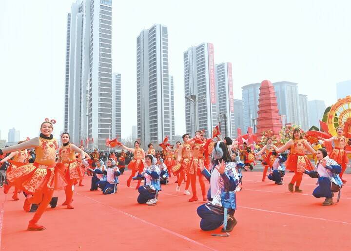 特色ある社火チームが集結したパレード開催―新疆・烏魯木斉