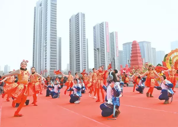 「特色ある社火チームが集結したパレード開催―新疆・烏魯木斉」の画像