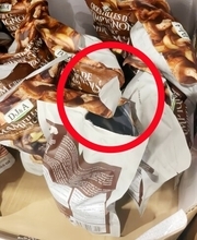 韓国人がカナダのコストコで未会計の菓子を開封して味見？＝ネット「本当に韓国人？」「中国人では」