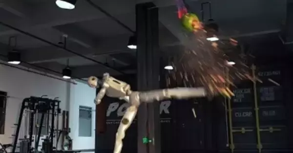 ユニツリー、人型ロボット「H2」が空中回転蹴りでスイカを粉砕する動画を公開―中国メディア