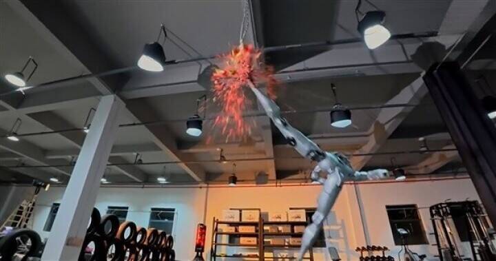 ユニツリー、人型ロボット「H2」が空中回転蹴りでスイカを粉砕する動画を公開―中国メディア