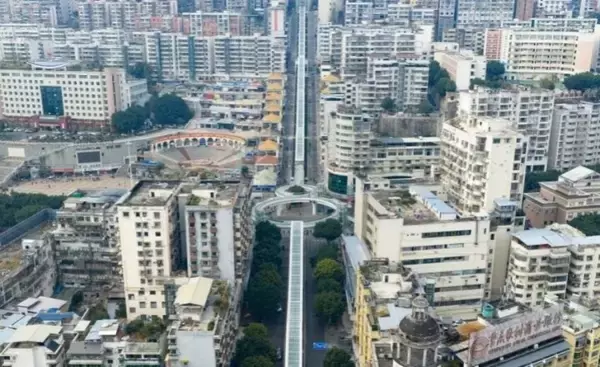 「垂直高度差240メートル、重慶に「神女大エスカレーター」登場―中国」の画像