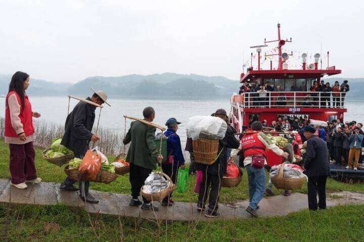 重慶で風物詩の「カゴを背負って長江を渡る」新しい船が運航開始―中国