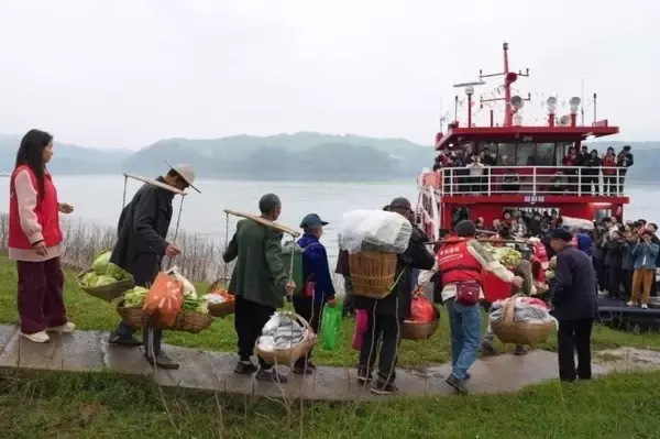 「重慶で風物詩の「カゴを背負って長江を渡る」新しい船が運航開始―中国」の画像