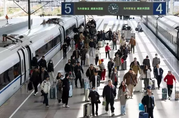 「中国全土の鉄道でUターンラッシュのピーク」の画像