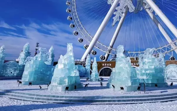 「ハルビン氷雪大世界に干支の「馬」のモチーフ登場―中国」の画像