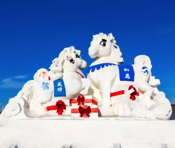 「ハルビン氷雪大世界に干支の「馬」のモチーフ登場―中国」の画像