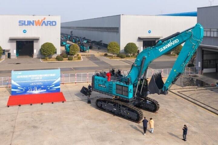 中東地域へ輸出の超大型ロングアーム掘削機が長沙でラインオフ―中国