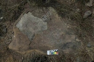 中国北西部賀蘭山、四頭立て馬車の岩絵を初めて確認