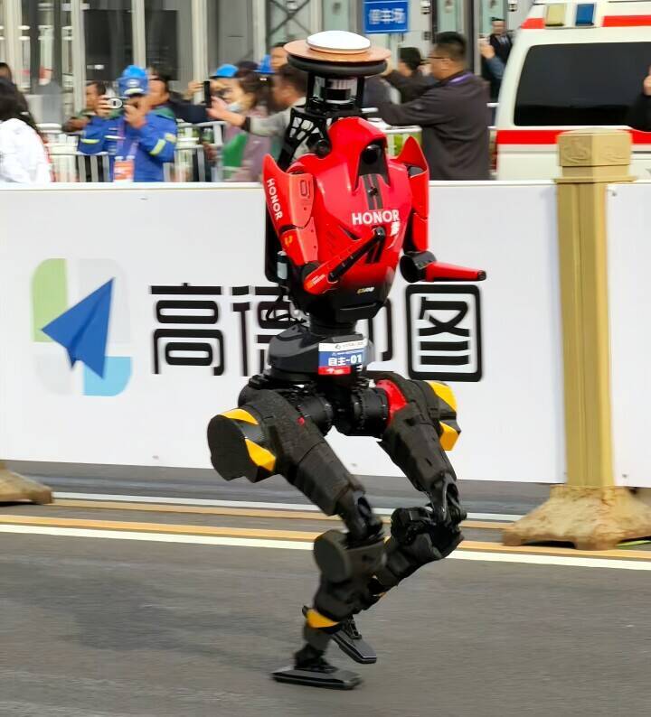 人型ロボットがハーフマラソンで人類の記録を超える、その秘訣は―中国メディア