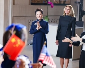 彭麗媛夫人とメラニア夫人 スミソニアン国立アジア芸術博物館を見学