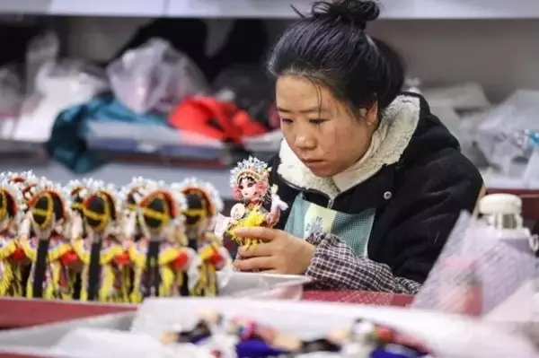 「貴州省恵水県で作られている「中国版バービー人形」―中国メディア」の画像