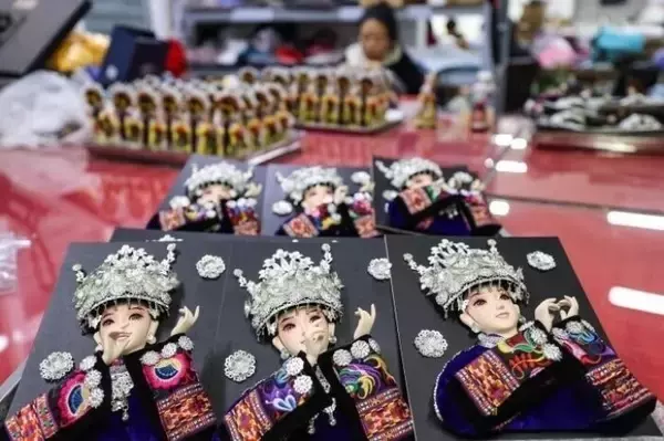 「貴州省恵水県で作られている「中国版バービー人形」―中国メディア」の画像