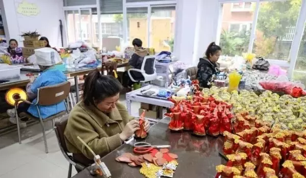 「貴州省恵水県で作られている「中国版バービー人形」―中国メディア」の画像