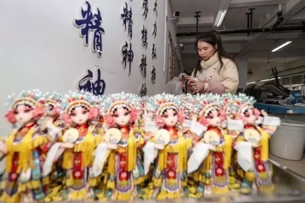 「貴州省恵水県で作られている「中国版バービー人形」―中国メディア」の画像