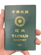 日本に行く中国人観光客、パスポートを「台湾に偽装」で物議―台湾メディア