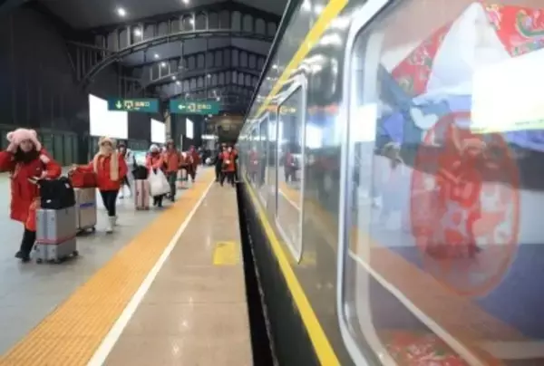 黒竜江省に初の大型国際観光ツアー客を迎えた「東北民俗」テーマ列車―中国