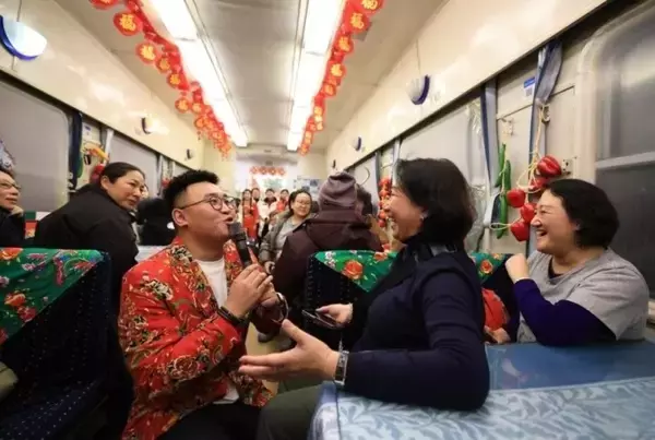 「黒竜江省に初の大型国際観光ツアー客を迎えた「東北民俗」テーマ列車―中国」の画像