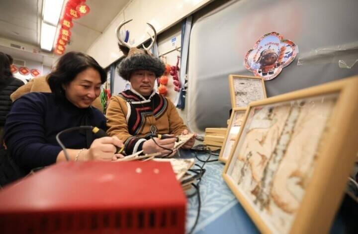 黒竜江省に初の大型国際観光ツアー客を迎えた「東北民俗」テーマ列車―中国