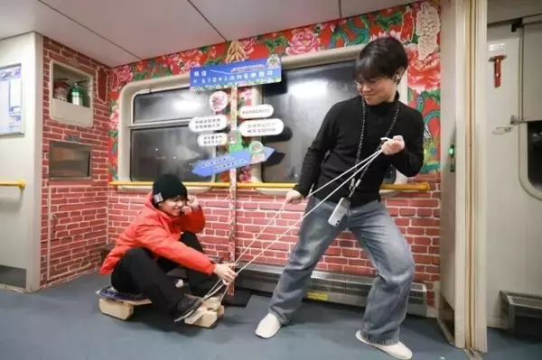 「黒竜江省に初の大型国際観光ツアー客を迎えた「東北民俗」テーマ列車―中国」の画像