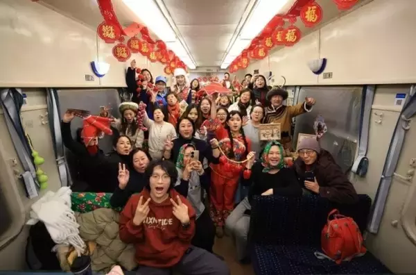 「黒竜江省に初の大型国際観光ツアー客を迎えた「東北民俗」テーマ列車―中国」の画像